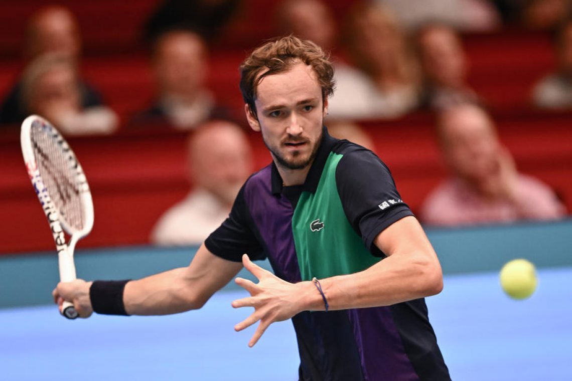Medvedjev in Shapovalov suvereno v finale Dunaja