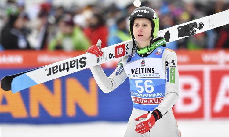 Peterica Slovencev na tekmo v Vikersundu, Domen Prevc četrti v kvalifikacijah