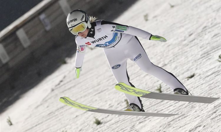 Ema Klinec v Vikersundu kot prva smučarska skakalka preskočila 200 m