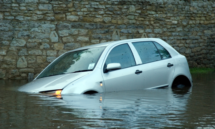 Če poplavi notranjost avtomobila, je treba ukrepati hitro