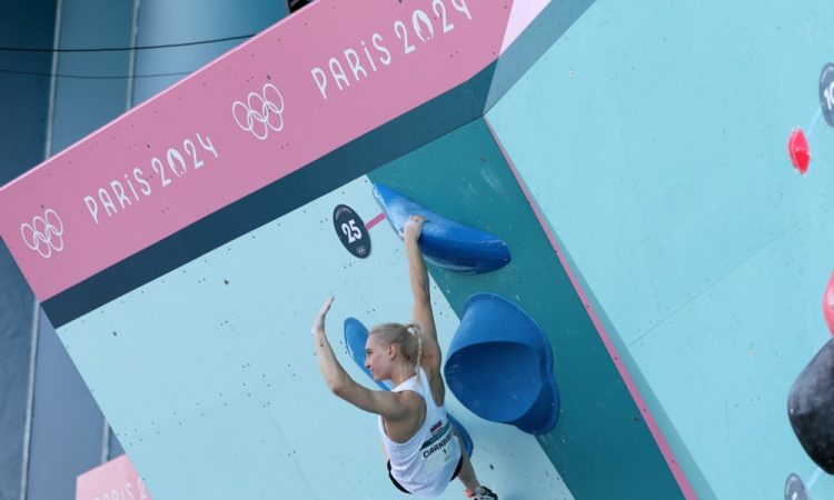 Janja Garnbret z zmago v polfinalu balvanov začela obrambo naslova