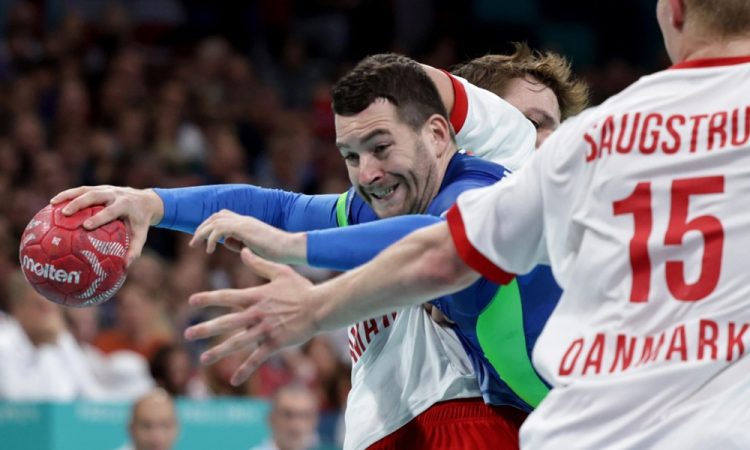 Slovenski rokometaši po polfinalnem porazu proti Dancem za bronasto kolajno s Španci.