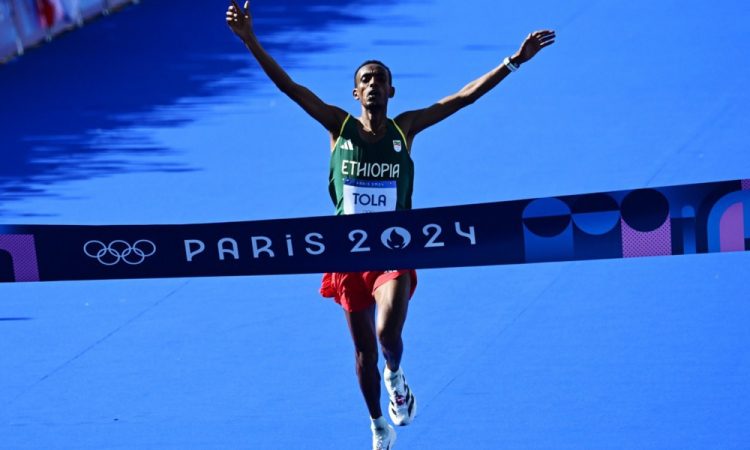 Tola do naslova v maratonu z novim olimpijskim rekordom