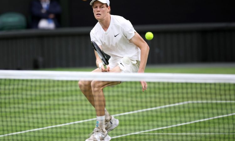 Sinner kljub izgubi 400 točk krepko na vrhu lestvice ATP