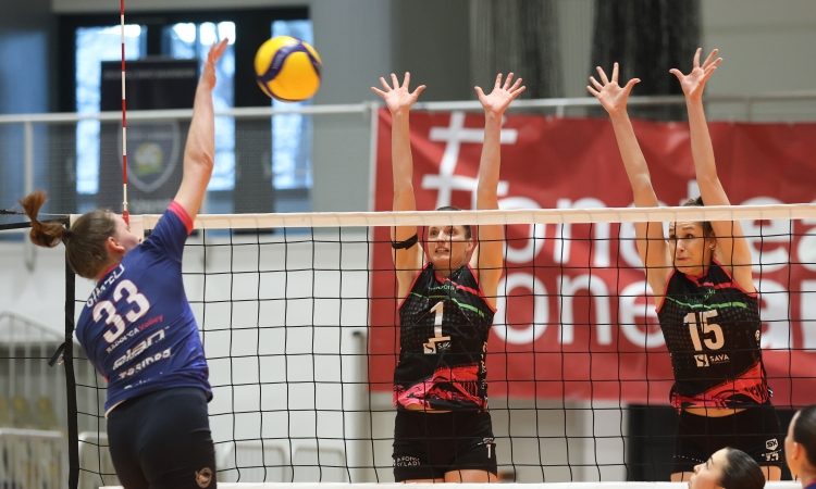Bankirke prepričljivo do vodstva v četrtfinalni seriji