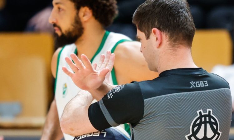 Blaž Zupančič med sodniki na ženskem EuroBasketu 2025