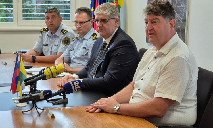 Minister Poklukar v Šentjerneju o varnosti in zadnjih nasilnih dogodkih