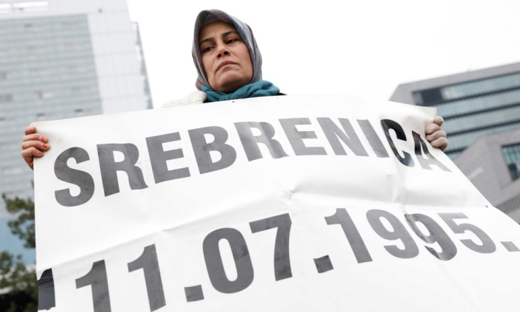 DZ se z minuto molka poklonil žrtvam genocida v Srebrenici