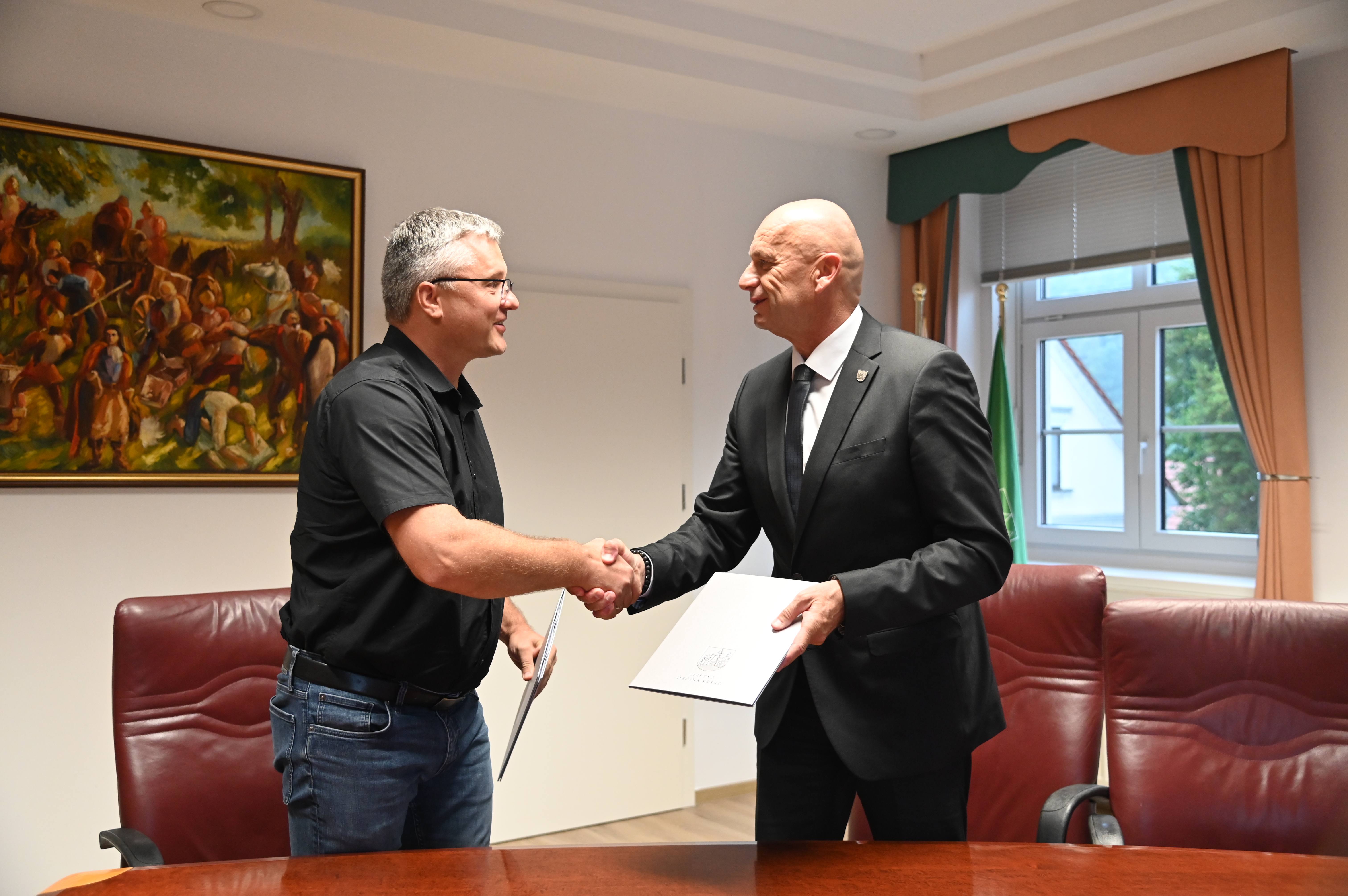 V Krškem podpisana pogodba za postavitev sončnih elektrarn na dveh šolah