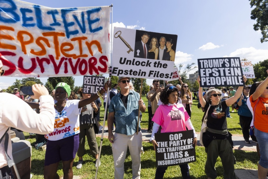 Demokrati objavili domnevno Trumpovo čestitko Jeffreyju Epsteinu
