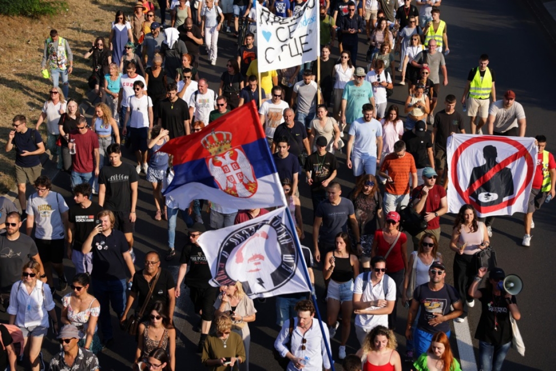 V Srbiji novi protesti proti vladi, evropska komisarka kritična do Vučića