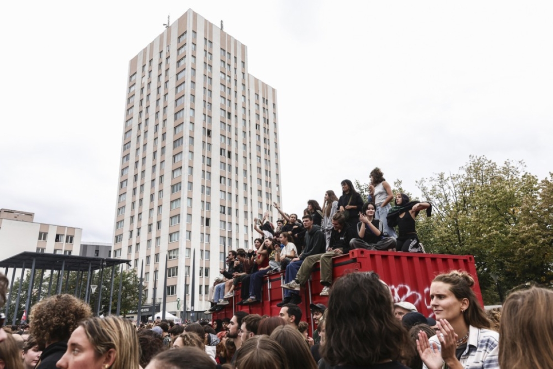 Francijo pretresajo protesti ob imenovanju novega premierja Sébastiena Lecornuja