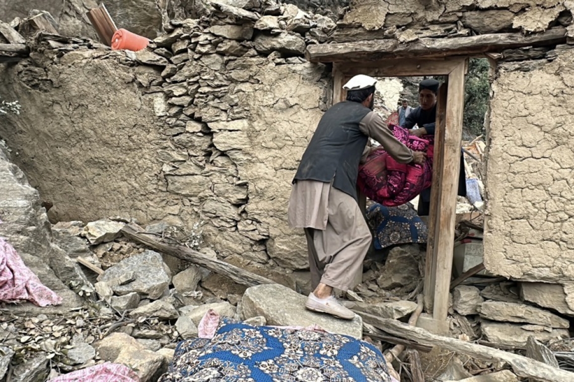 Afganistanske družine po potresu ostajajo ujete v taboriščih brez osnovnih pogojev za življenje