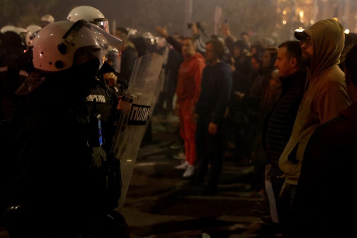V Beogradu pred parlamentom izbruhnili nemiri, policija pridržala več deset ljudi