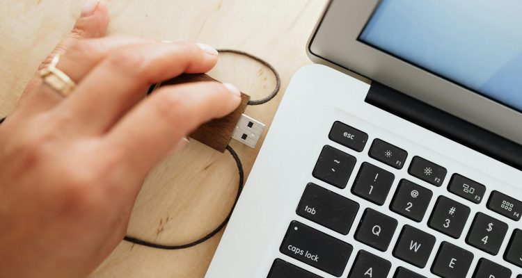 USB ključki postajajo preteklost, digitalni svet se poslavlja od fizičnih nosilcev
