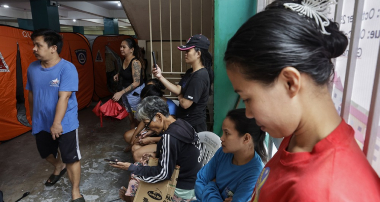 Supertajfun Fung-Wong dosegel Filipine, evakuiranih več kot 1,1 milijona ljudi