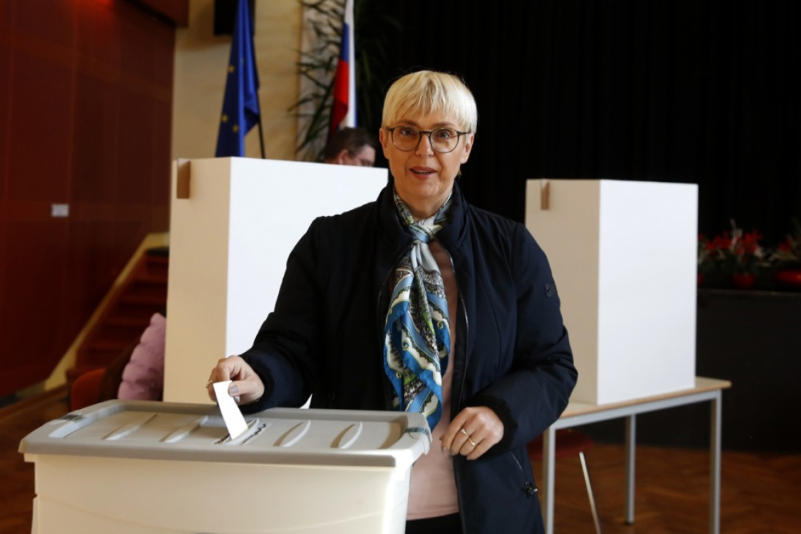 Do 11. ure dobra desetina volivcev na referendumskih voliščih