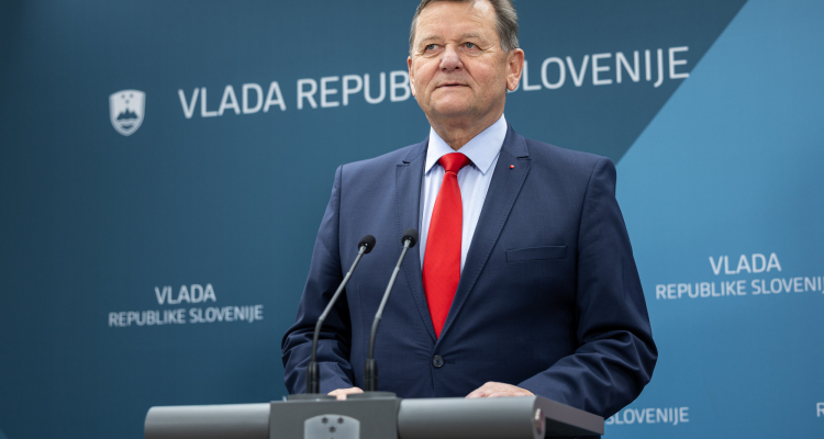 Po zadržkih predsednice Jevšek umaknil kandidaturo za veleposlanika