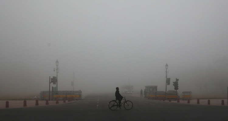 Zimski smog ohromil New Delhi in znova izpostavil globalno breme onesnaženega zraka