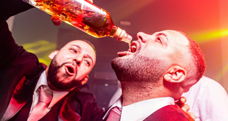Mladi Britanci množično opuščajo alkohol in iščejo trezno zabavo