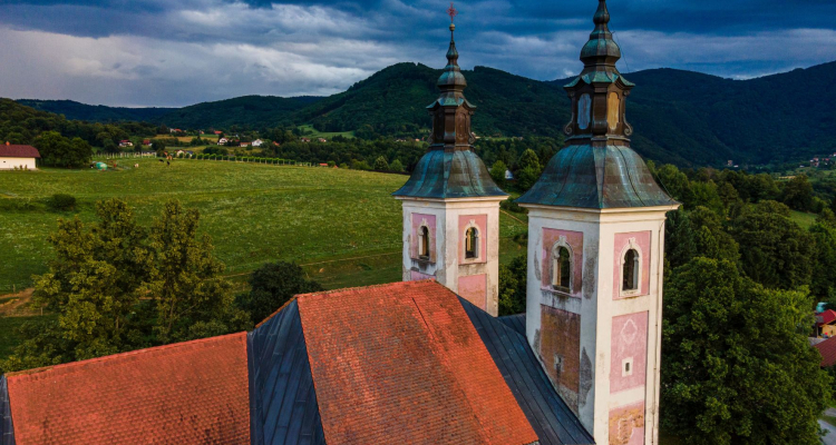Zaradi pomanjkanja duhovnikov združevanje župnij po Sloveniji
