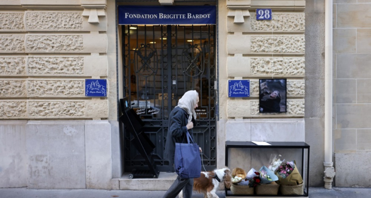 V Saint-Tropezu se poslavljajo od Brigitte Bardot