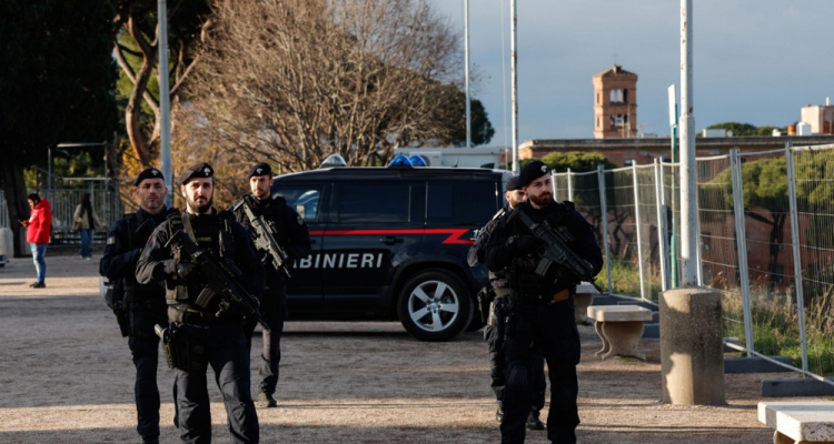Fernetiči zaprti, v Italiji prometni kaos zaradi poledice