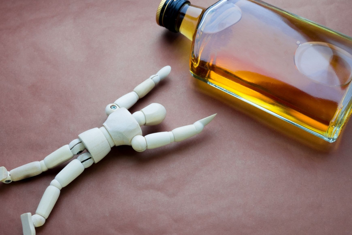 Zdravnik opozarja: alkohol briše spomine in spreminja možgane