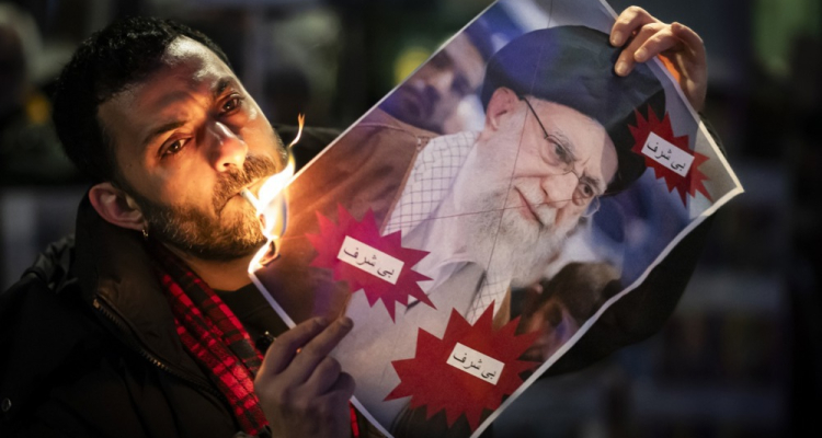 Iranski protestniki razkrivajo krizo režima, ki je zamenjal blaginjo za sovraštvo