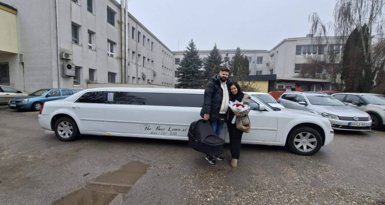 Oče iz Kranja presenetil mamico in otroka z limuzino pred porodnišnico