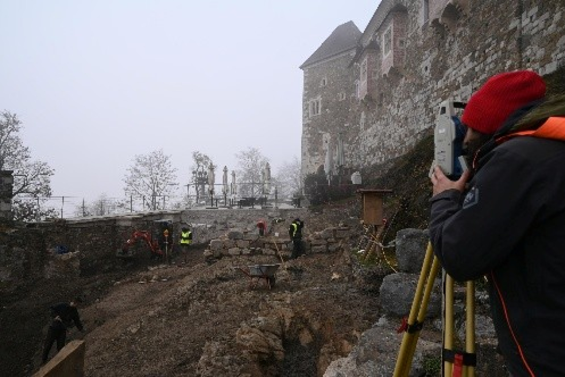 Na Ljubljanskem gradu vodeni ogledi arheološkega najdišča Bastija