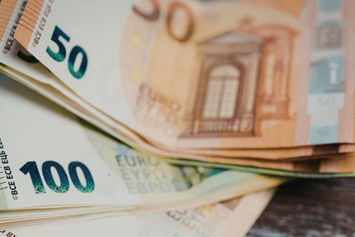 Delež ponarejene evrske gotovine v Sloveniji ostaja majhen