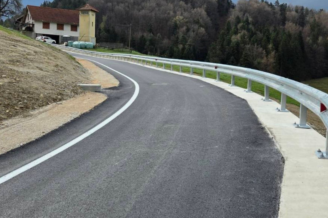 V Podkraju po sanaciji plazu znova odprta cesta