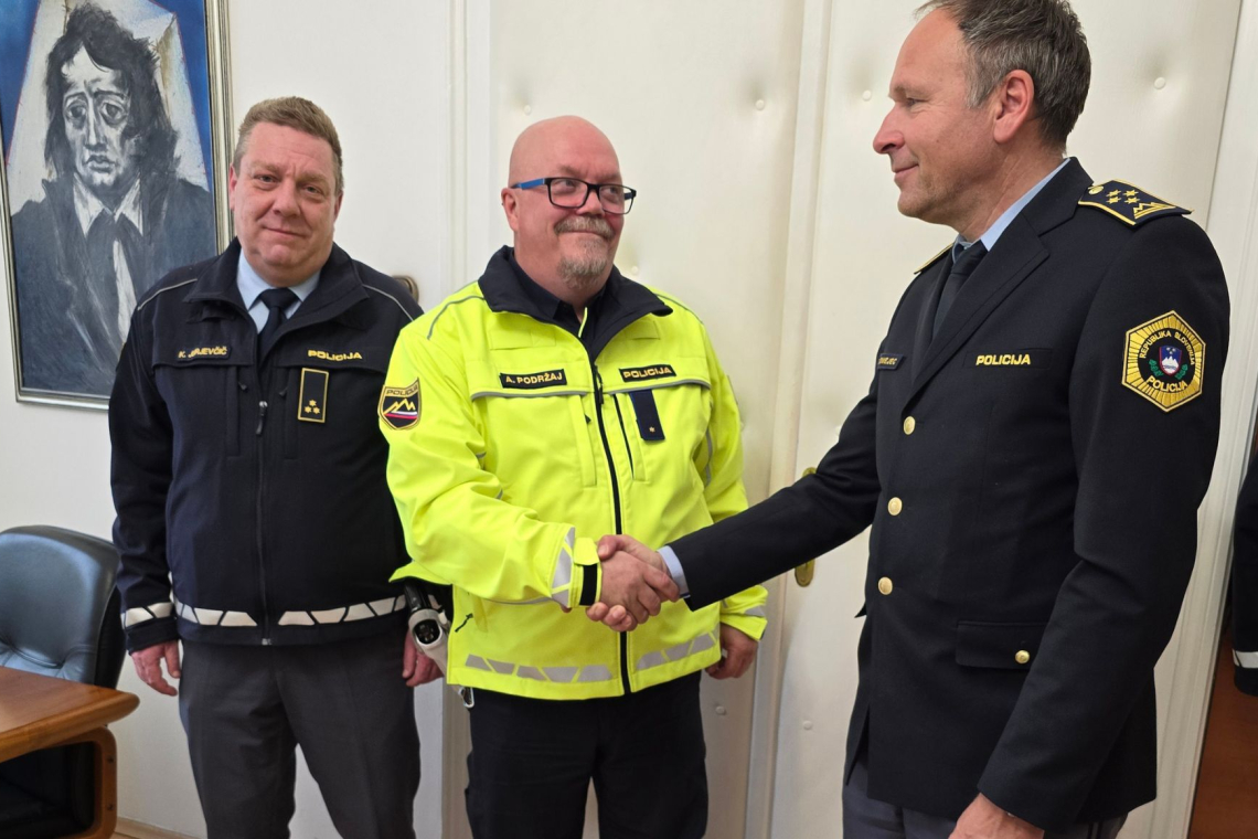 Policist na tirih rešil življenje ženski