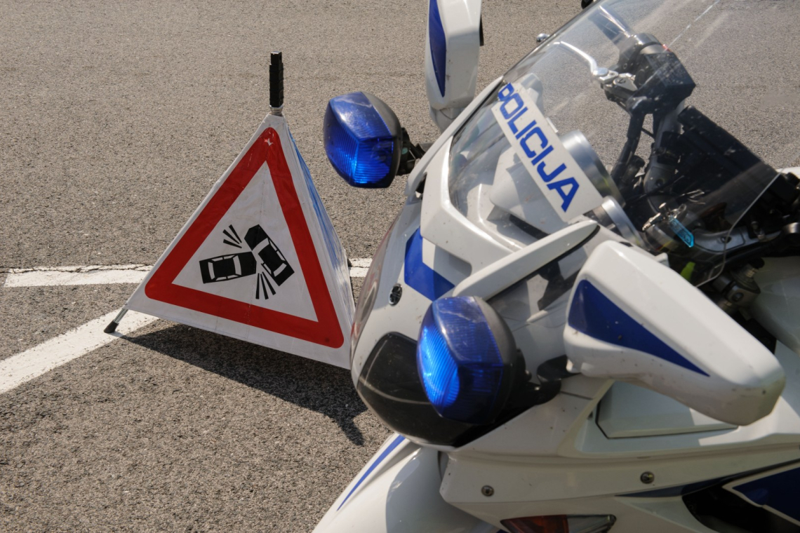 Policist motorist huje poškodovan v nesreči pri Turjaku