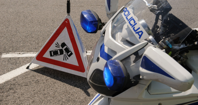 Policist motorist huje poškodovan v nesreči pri Turjaku