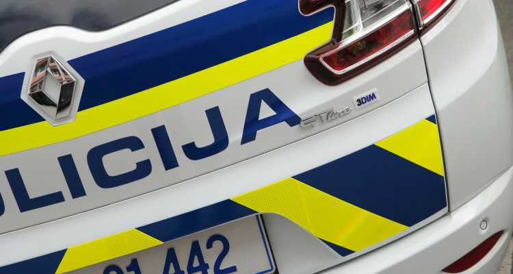 V Kopru ustavili opitega in omamljenega voznika v ukradenem avtomobilu