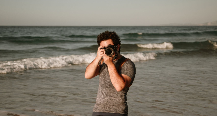 Policija opozarja na nevarnosti fotografiranja otrok na plažah